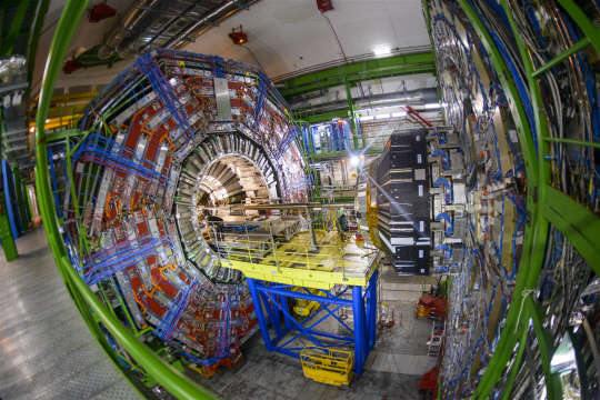 오는 3월 에너지 용량을 두배로 늘려 재가동하는 유럽입자물리연구소(CERN)의 강입자가속기(LHC) 내부 전경.   CERN 제공